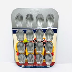 USA Pan Madeline Pan 16 Well Non-Stick Coating Heavy Gauge Aluminized Steel New